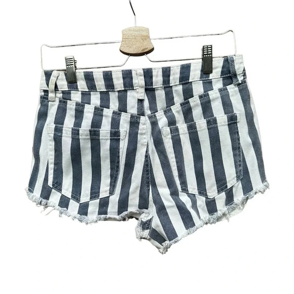 Refuge women's size 6 blue and white striped jean shorts - Picture 2 of 3